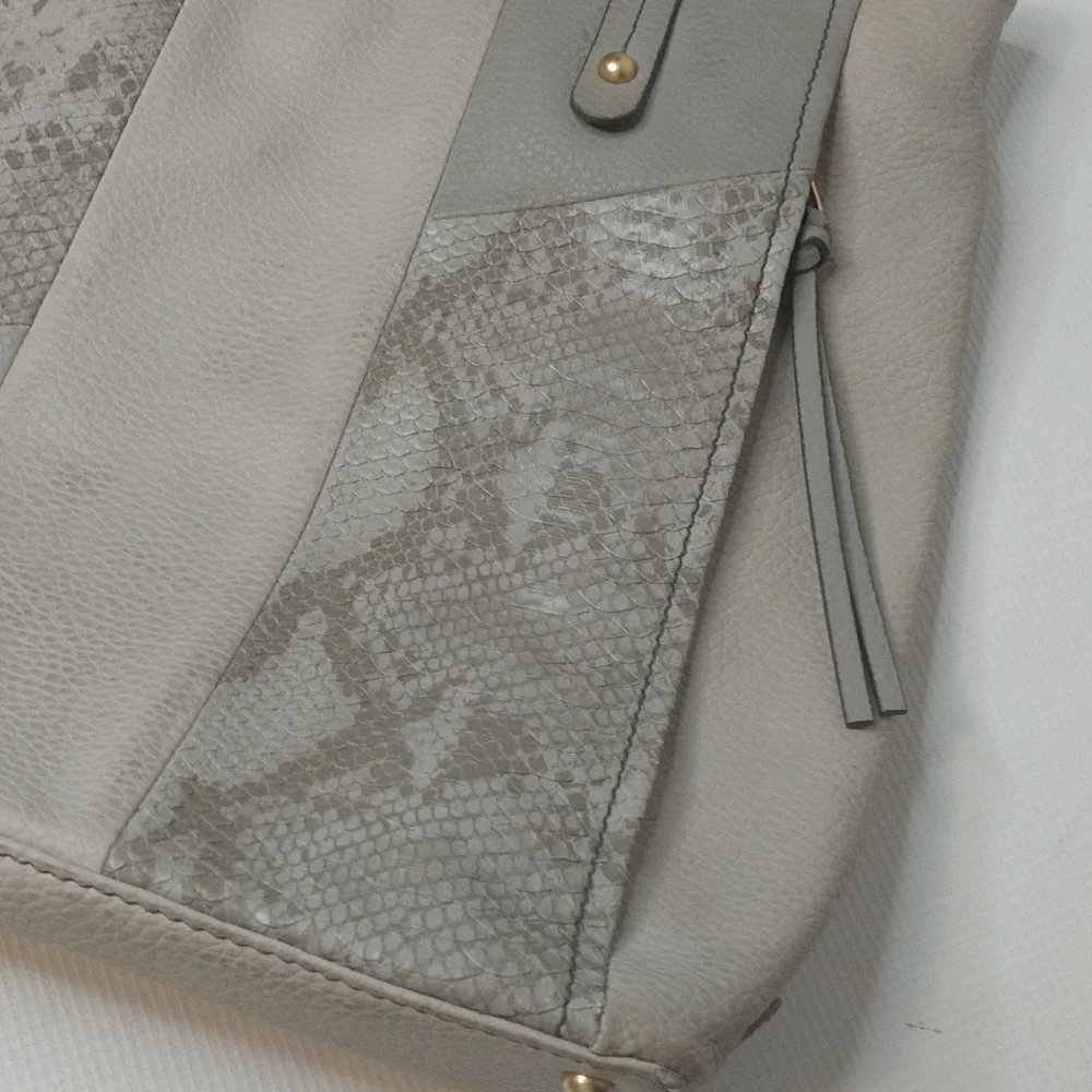 Relic large leather bag. Size  14x13